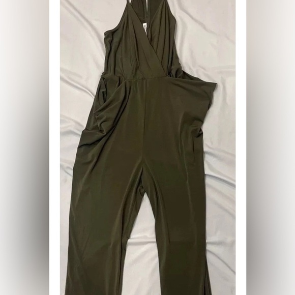 BCBGeneration Drape Pocket Jumpsuit Womens Size Small Green Sleeveless NWOT - Picture 4 of 9